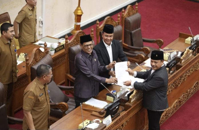 Banmus DPRD Kota Batam menyampaikan laporan penyusunan dan penetapan Rencana Kerja DPRD Kota Batam Tahun 2026 dalam rapat paripurna DPRD Kota Batam, Senin (29/9/2025). (Setwan DPRD Batam)