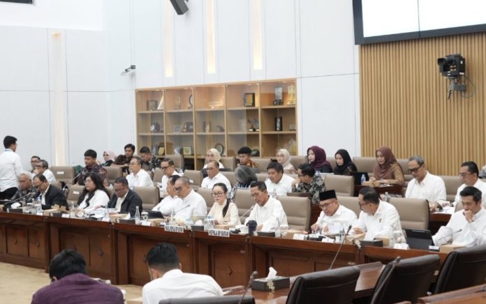 Kepala BP Batam, Amsakar Achmad menghadiri RDP Pembahasan Pengembangan Kawasan Batam, di Gedung Nusantara I, Jakarta, Rabu (1/10/2025) (Humas BP Batam)