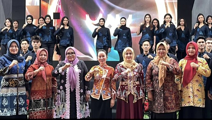 Wakil Wali Kota Batam, Li Claudia Chandra buka kegiatan Expo Batam Batik Fashion Week (BBFW) Tahun 2025 di Dataran Engku Puteri, Kota Batam, Provinsi Kepri. (uly)