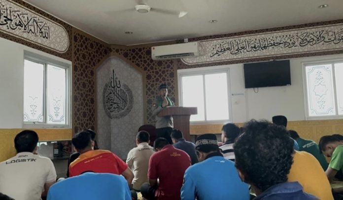 Suasana berbeda dalam Salat Jumat di Musala Nurul Hidayah, Komplek PT Alfamart, kawasan Industri Kabil, Kota Batam, Jumat (3/10/2025). Khatib yang naik mimbar bukan ustaz atau tokoh masyarakat, melainkan seorang polisi. (Istimewa)