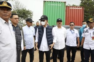 Wali Kota sekaligus Kepala BP Batam, Amsakar Achmad meninjau sejumlah kontainer terparkir di bahu jalan sekitar Kawasan Palabuhan Batu Ampar, Kota Batam, Provinsi Kepulauan Riau (Kepri), Jumat (3/10/2025).