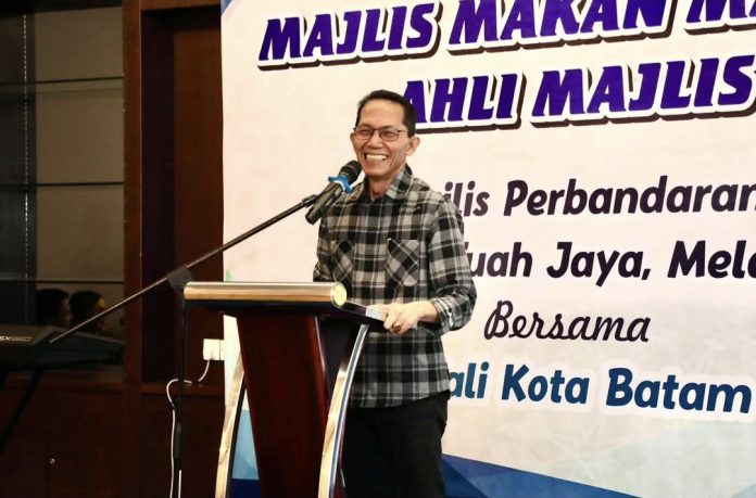 Wali Kota Batam, Amsakar Achmad, menyambut hangat kunjungan Datuk Sapiah Binti Haron, Yang Dipertuah Majlis Perbandaraan Hang Tuah Jaya (MPHTJ) Melaka, bersama 24 delegasi di Swiss-Belhotel Harbour Bay, Batuampar, Kamis (2/10/2025). (Diskominfo Kota Batam)