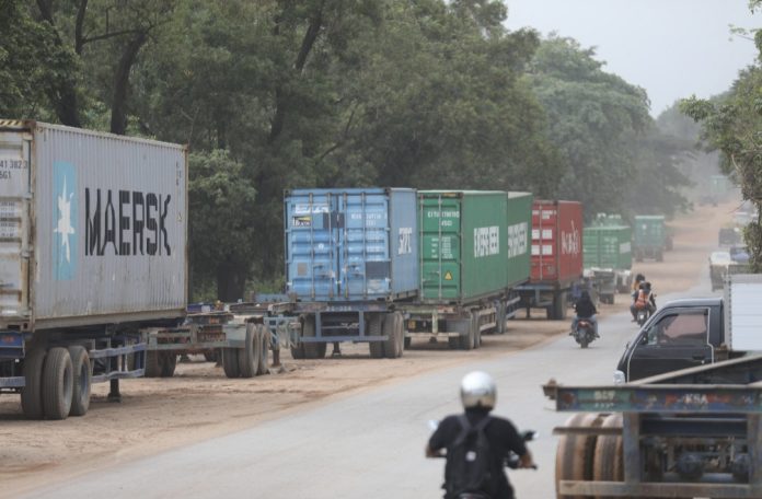 Kepala BP Batam, Amsakar Achmad, meninjau kondisi sejumlah chassis kontainer yang terparkir di bahu Jalan Yos Sudarso, Batu Ampar, Kota Batam, Provinsi Kepri, Jumat (3/10/2025). (Humas BP Batam)