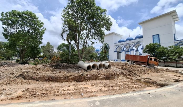 Jalan Islamic Centre, Batam Center, Kota Batam, Provinsi Kepulauan Riau (Kepri) ditutup karena proyek pelebaran jalan. (uly)
