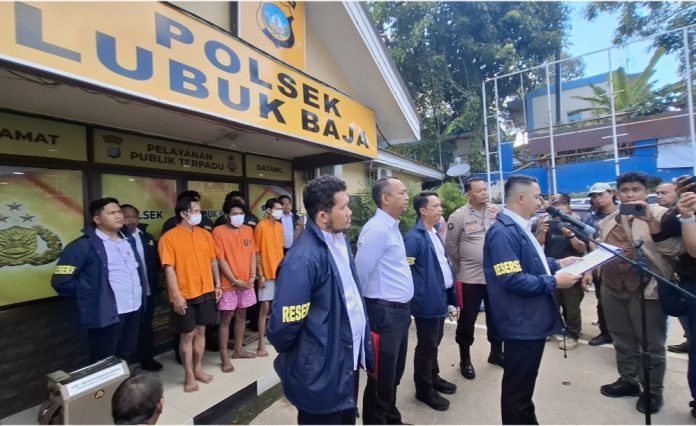 Polsek Lubuk Baja menetapkan empat orang sebagai tersangka dalam kasus pengeroyokan yang menewaskan seorang pria berinisial RF (32). (uly)