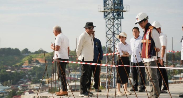 Wakil Kepala BP Batam, Li Claudia Chandra, sidak proyek pembangunan Bukit Maranatha di Kawasan Kampung Pelita, Senin (6/10/2025). (Humas BP Batam)