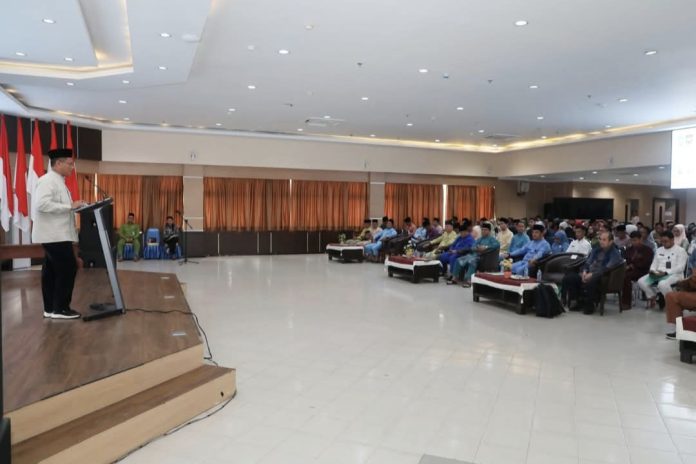 Pj Sekda Kota Batam Firmansyah, membuka Sosialisasi Pedoman Penyusunan Anggaran Pendapatan dan Belanja Daerah TA 2026, di Aula Lantai IV Kantor Wali Kota Batam, Jumat (10/10/2025). (Diskominfo Batam)
