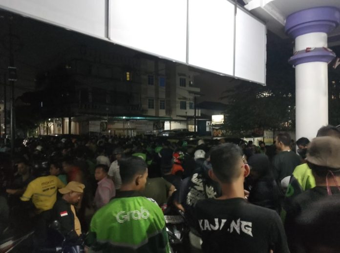 Bentrokan antara dua kelompok pengemudi ojek online, ADOB dan Komando, terjadi di depan Hotel Utama, Kota Batam, Minggu (12/10/2025). (Istimewa)