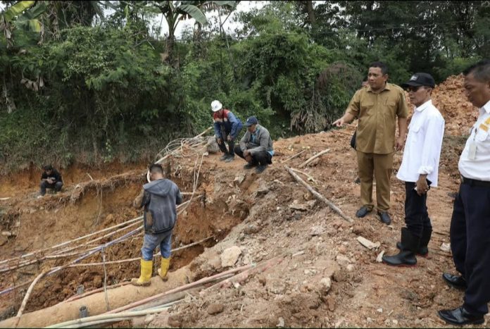 Wali Kota Batam sekaligus Kepala BP Batam, Amsakar Achmad meninjau progres pembangunan Jalan Raja Isa dan Box Culvert Legenda Malaka, Senin (13/10/2025). (Diskominfo Kota Batam)