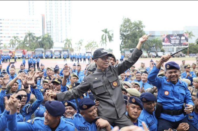 Wali Kota Batam sekaligus Kepala BP Batam, Amsakar Achmad, memimpin Apel Gabungan Ditpam dan Satpol PP Kota Batam di Dataran Engku Putri, Batam Centre, Senin (13/10/2025). (Diskominfo Batam)