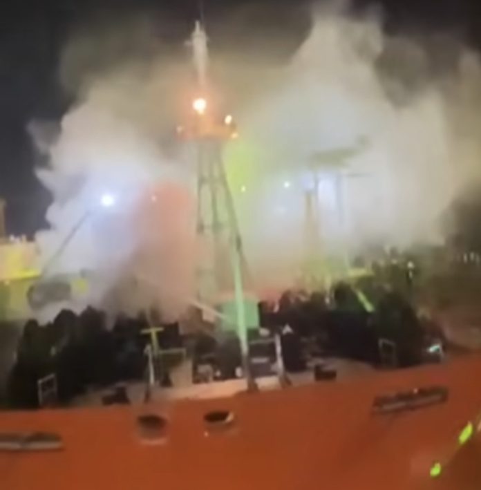Kapal tanker MT Federal II yang tengah menjalani perbaikan di galangan PT ASL Shipyard Indonesia, Tanjung Uncang terbakar, Rabu (15/10/2025). (Istimewa)