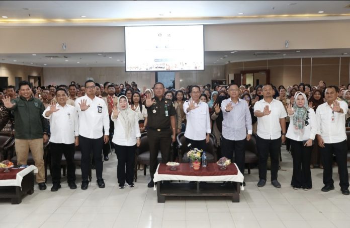 Wali Kota Batam, Amsakar Achmad meningatkan kepala sekolah agar BOSP harus tepat sasaran dan transparan, Rabu (15/10/2025). (Diskominfo Kota Batam)