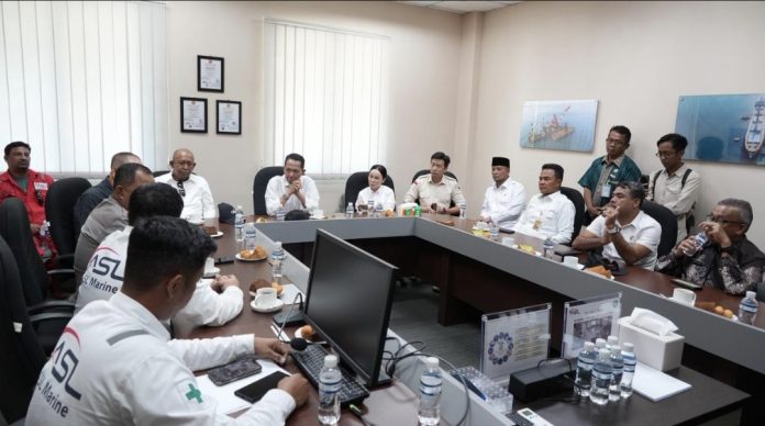 Kepala BP Batam Amsakar Achmad dan Wakil Kepala BP Batam Li Claudia Chandra sidak ke PT. ASL Shipyard Indonesia, Tanjung Uncang, Kota Batam, Provinsi Kepri, Kamis (16/10/2025). (Humas BP Batam)