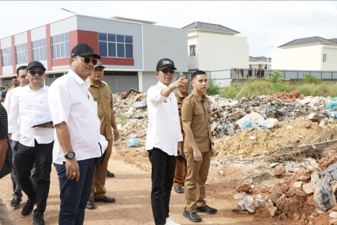 Wali Kota Batam sekaligus Kepala BP Batam, Amsakar Achmad meninjau TPS di Bengkong Sadai, Senin (20/10/2025). (Diskominfo Kota Batam)