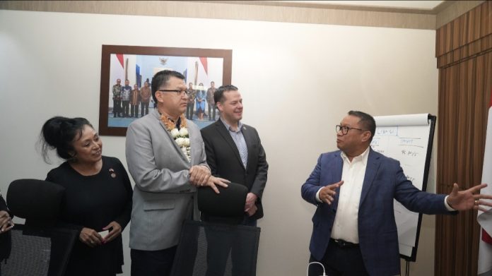 Pertemuan dengan Senator Negara Amerika Serikat, Fary Djemy Francis, menjelaskan komitmen pemerintahan RI, Batam tujuan investasi dunia. (Humas BP Batam)