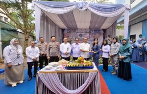 Peresmian ini ditandai dengan pemotongan tumpeng dan pengguntingan pita. (uly)