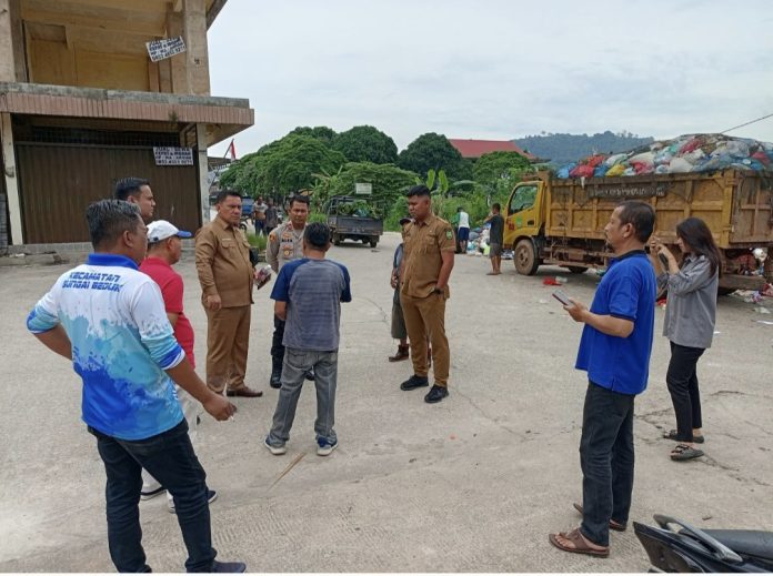 Menanggapi keluhan Warga Perumahan Bida Ayu terkait sampah menumpuk, Forkompimda Kecamatan Sei Beduk meninjau TPS disamping BTC Bida Ayu, Selasa (21/10/2025). (Istimewa)