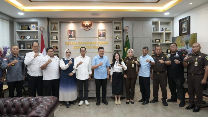 Kepala BP Batam, Amsakar Achmad bersama Wakil Kepala BP Batam, Li Claudia Chandra bersilaturahmi dan koordinasi kepada Kejati Negeri Kepri, Selasa (21/10/2025). (Humas BP Batam)