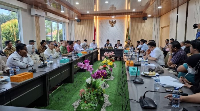 DPRD Kota Batam menggelar Rapat Dengar Pendapat Umum (RDPU) bersama PT ASL Shipyard Indonesia, Selasa (28/10/2025). (uly) DPRD Kota Batam menggelar Rapat Dengar Pendapat Umum (RDPU) bersama PT ASL Shipyard Indonesia, Selasa (28/10/2025). (uly)