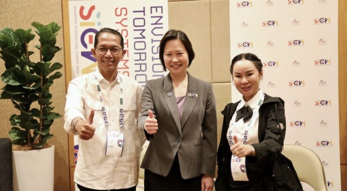 Kepala BP Batam, Amsakar Achmad bersama Wakil Kepala BP Batam, Li Claudia Chandra mengambil inisiatif untuk membahas lanjutan kerja sama pengembangan proyek kawasan industri berkelanjutan dengan Minister of State for Foreign Affairs and Trade & Industry Singapore, Gan Siao Huang. (Humas BP Batam)
