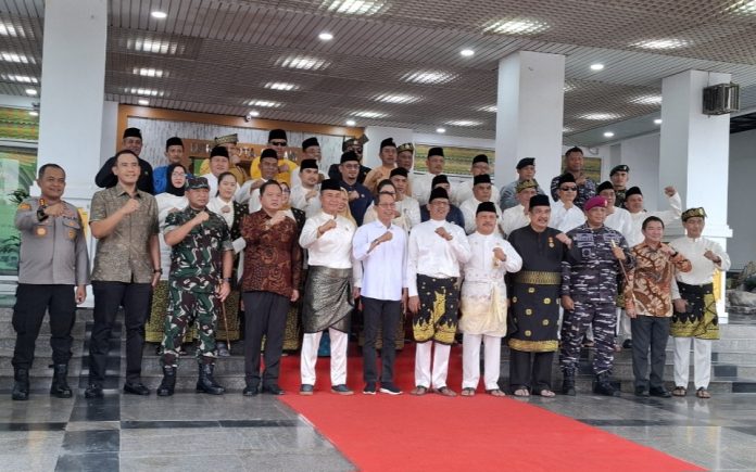 Peringatan Hari Ulang Tahun (HUT) ke-25 DPRD Batam digelar di halaman kantor dewan, Jumat (31/10/2025), diwarnai refleksi perjalanan lembaga legislatif sejak terbentuk pada tahun 2000. (uly)
