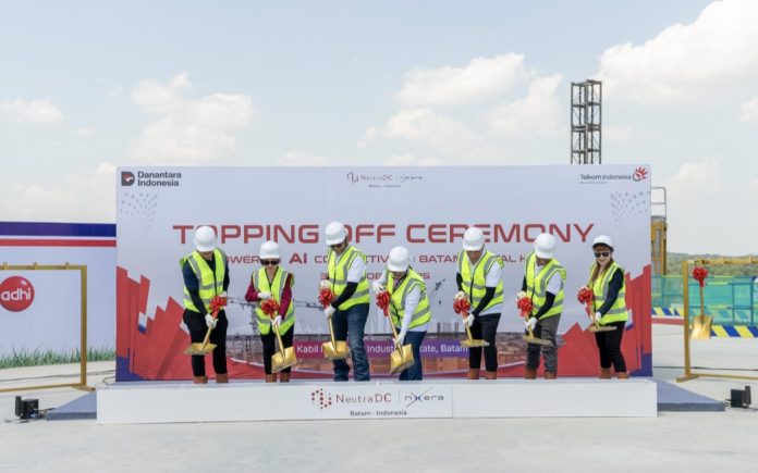 Dari kiri ke kanan) Adrianto Darmoyo, VP Renewables Of Medco Power Indonesia; Cyndi Pei, CFO Singtel Digital Infraco And Nxera; Seno Soemadji, Direktur Strategic Business Development & Portfolio Telkom Indonesia; Dian Siswarini, Direktur Utama Telkom Indonesia; Andreuw Th.A.F, CEO NeutraDC Group; Indrama YM Purba, CEO NeutraDC Nxera Batam; Gan Siok Hoon, Group Chief Corporate Officer Designate, Singtel, melakukan simbolisasi Topping Off di atap gedung campus data center (BTM-1) NeutraDC Nxera Batam, Kamis, 30 Oktober 2025. (Foto: Dok. NeutraDC Nxera Batam)