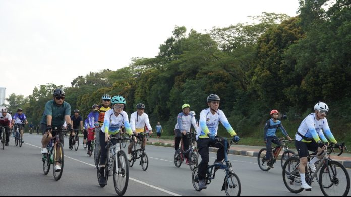Para pesepeda bersemangat berkumpul dalam acara “Gowes Bersama BP Batam” yang digelar dalam rangka Hari Bakti BP Batam ke-54. (Humas BP Batam)