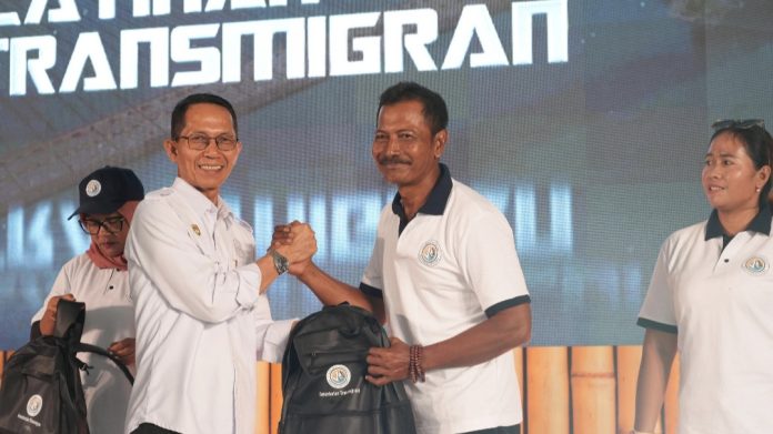 Kepala BP Batam, Amsakar Achmad, membuka Kick Off Pelatihan Calon Transmigran di Batalyon Infanteri 10/Satria Bhumi Yudha, Senin (3/11/2025). (Istimewa)