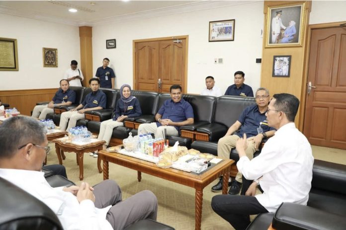 Wali Kota Batam, Amsakar Achmad, menerima audiensi dari Perum Bulog di Kantor Wali Kota Batam, Selasa (4/11/2025). (Diskominfo Kota Batam)