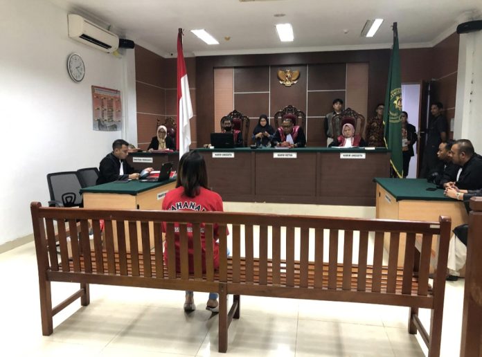 Suasana ruang sidang Pengadilan Negeri (PN) Batam, Kamis (6/11/2025), mendadak hening ketika Intan Tuwa Negu (22) mulai bersuara. (Istimewa)