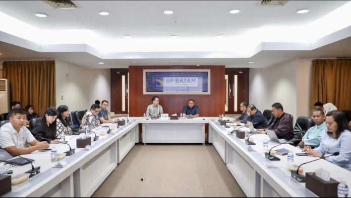 Deputi Bidang Investasi dan Pengusahaan, Fary Francis, menerima kunjungan Apindo Provinsi Kepri di Gedung Marketing Centre, Jumat (7/11/2025). (Istimewa)