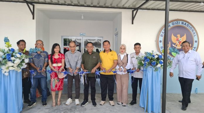 Kabid SD Disdik Kota Batam, Yusal meresmikan Dapur MBG Patam Lestari Tiban #01, Sabtu (8/11/2025) di Tiban 1 Blok C No.143 dan No.153, Batam. (uly)