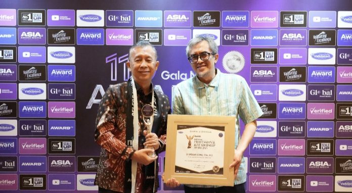 Kepala BP Batam, Amsakar Achmad menerima penghargaan kategori 