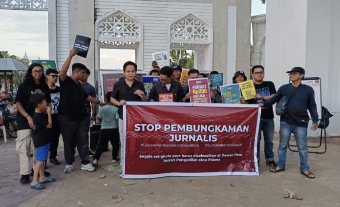 Puluhan jurnalis dan aktivis di Kota Batam, Provinsi Kepulauan Riau turun ke jalan menggelar aksi “melawan gugatan Rp200 miliar. (Istimewa)