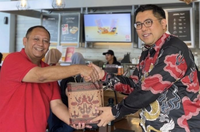 Pertemuan antara Dr. Vishnu Juwono, S.E., MIA., dari Universitas Indonesia, anggota Panitia Kerja 14 Tim Ekspedisi Patriot Kementerian Transmigrasi RI—bersama tujuh perguruan tinggi nasional, menghasilkan rancangan awal model kolaborasi kelembagaan ekonomi untuk wilayah transmigrasi Rempang. (Istimewa)