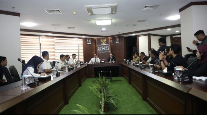 Kepala BP Batam, Amsakar Achmad, memaparkan progres investasi saat menjamu beberapa perwakilan media, Senin (10/11/2025). (Humas BP Batam)