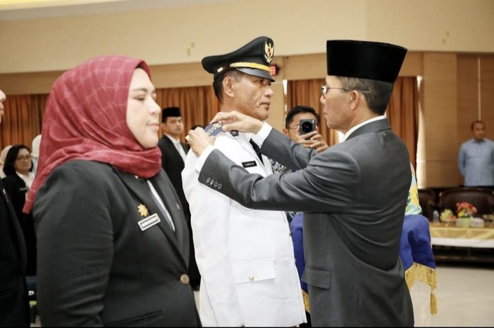 Wali Kota Batam, Amsakar Achmad, melantik dan mengukuhkan sejumlah pejabat di di Aula Kantor Wali Kota Batam, Kamis (13/11/2025). (Diskominfo Kota Batam)