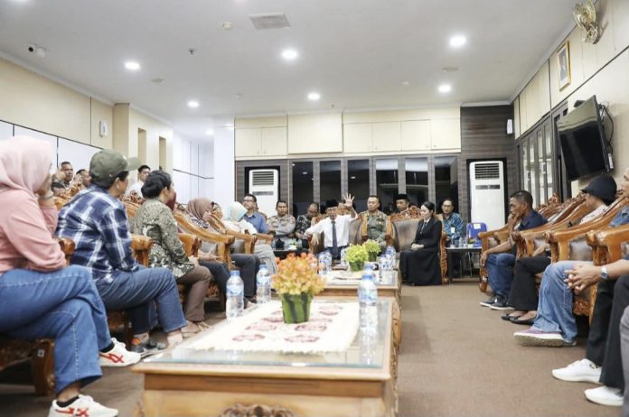 Wali Kota Batam, Amsakar Achmad, bersama Wakil Wali Kota Batam, Li Claudia Chandra, menerima audiensi dari AMAR-GB di Kantor Wali Kota Batam, Kamis (13/11/2025). (Diskominfo Kota Batam)