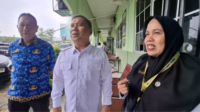 Wakil Gubernur Kepri, Nyanyang Haris Pratamura meninjau MAN 2, Selasa (17/11/2025) setelah insiden ratusan siswa terindikasi mengalami gejala diare. (uly)