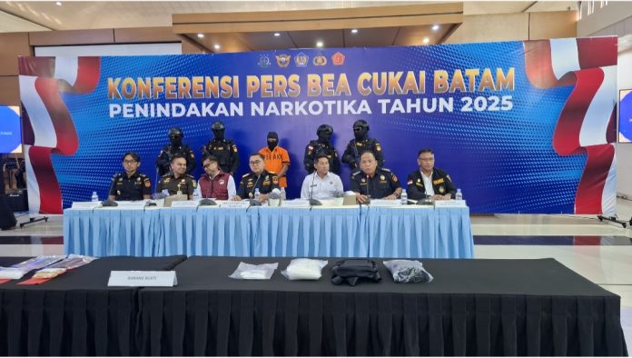 Seorang kuli bangunan asal Kediri, Jawa Timur, berinisial MM (46), ditangkap petugas Bea Cukai Batam setelah kedapatan membawa 9 bungkus narkotika. (uly)