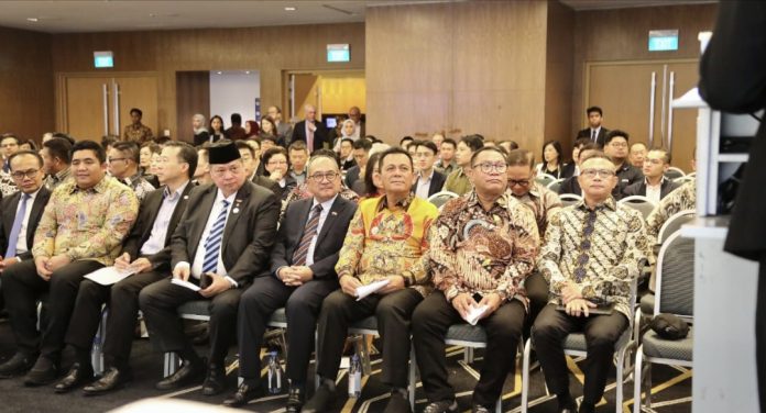 Anggota/Deputi Bidang Investasi dan Pengusahaan BP Batam, Fary Francis, memaparkan perkembangan investasi Batam pada forum internasional “The Second Edition of Islands of Growth”, Selasa (18/11/2025) di Suntec Singapore Convention & Exhibition Centre. (Humas BP Batam)