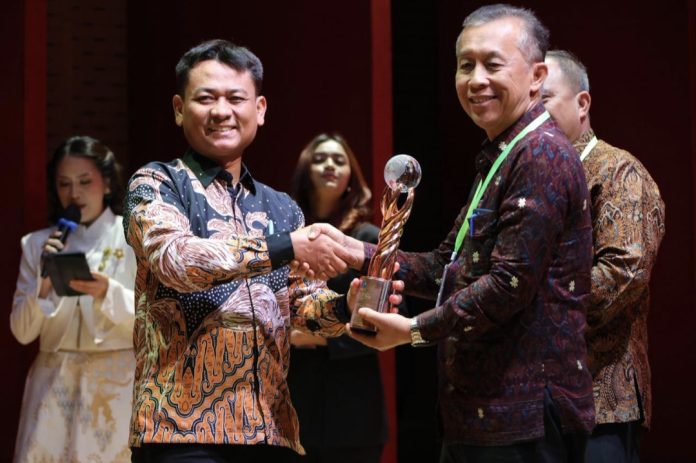 BP Batam menerima penghargaan Bhumandala Ariti dari BIG untuk kategori Kementerian/Lembaga, atas inovasi LMS BP Batam, Selasa (18/11/2025). (Humas BP Batam)