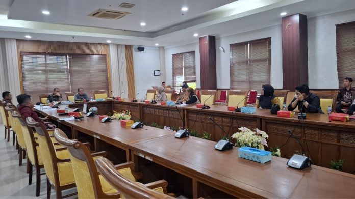 Komisi IV DPRD Kota Batam, gelar RDP bersama Mantan karyawan PT Federal Infestindo Mega Mall, Supardi, Kamis (20/10/2025). (uly)