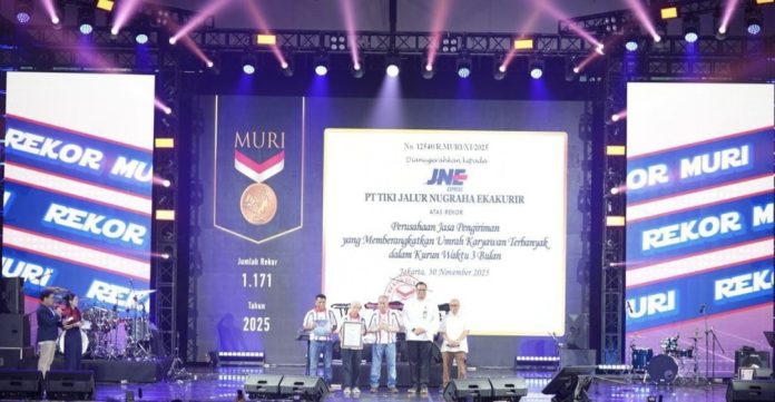 JNE menerima piagam penghargaan dari Museum Rekor Indonesia (MURI) atas pencapaian rekor sebagai Perusahaan Jasa Pengiriman yang Memberangkatkan Umrah Karyawan Terbanyak dalam Kurun Waktu 3 Bulan. (Istimewa)