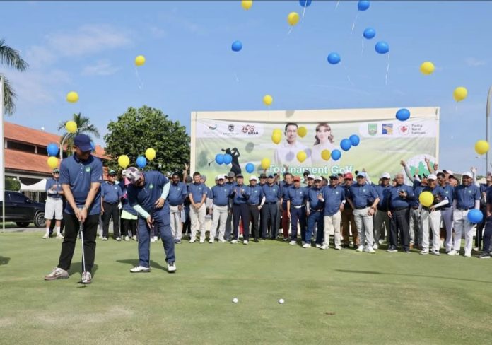 Wali Kota Batam, Amsakar Achmad, membuka Tournament Golf dalam rangka Hari Jadi Batam (HJB) ke-196 di Palm Spring Golf & Country Club dan Batam Island Country Club, Nongsa, Batam, Minggu (30/11/2025). (Diskominfo Kota Batam)