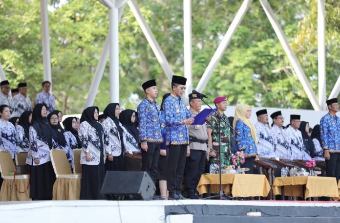 Wali Kota Batam, Amsakar Achmad, bertindak sebagai inspektur upacara pada peringatan HUT ke-54 Korpri dan HUT ke-80 PGRI tingkat Kota Batam tahun 2025, di Dataran Engku Putri, Batam Centre, Senin (1/12/2025). (Istimewa)