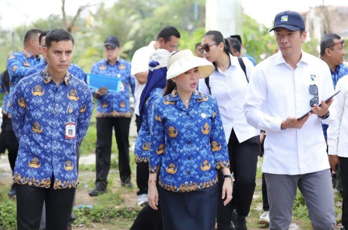 Wakil Wali Kota Batam, Li Claudia Chandra, meninjau sejumlah lokasi yang diusulkan sebagai TPS di wilayah Kecamatan Batam Kota, Senin (1/12/2025). (Diskominfo Batam)