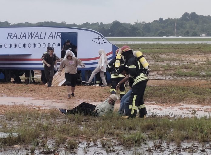 Suasana Bandara Hang Nadim mendadak mencekam ketika sebuah pesawat Rajawali Airbus A320 ‘terbakar’ di sisi landasan Bandara Hang Nadim Batam. (Istimewa)