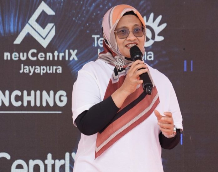 Direktur Utama Telkom Dian Siswarini saat memberikan sambutan pada acara Press Conference peresmian fasilitas edge data center neuCentrIX Telkom ke-28 yang berlokasi di Jayapura, Papua, Kamis (4/12/2025). (Istimewa)