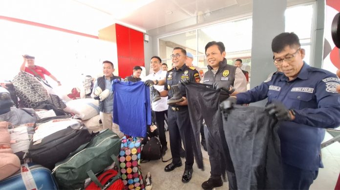 Ditreskrimsus Polda Kepri dan BC Batam memetakan pola baru penyelundupan pakaian bekas impor yang memanfaatkan penumpang umum sebagai joki pembawa koper. (uly)